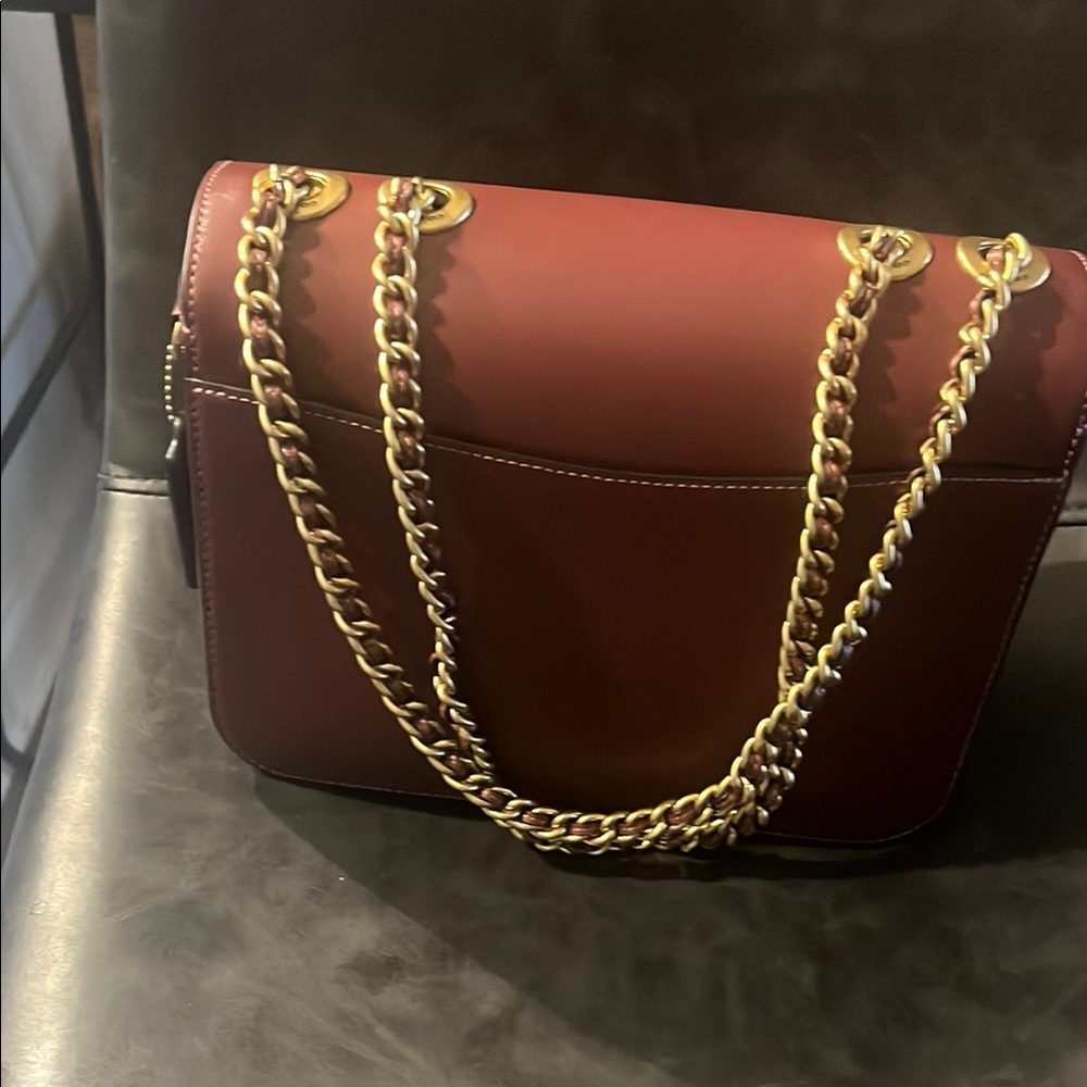 Coach Madison shoulder nah Elegant Burgundy Shoulder Bag with Gold Accents - Picture 2 of 14